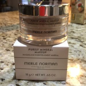 Merle Norman loose mineral makeup
